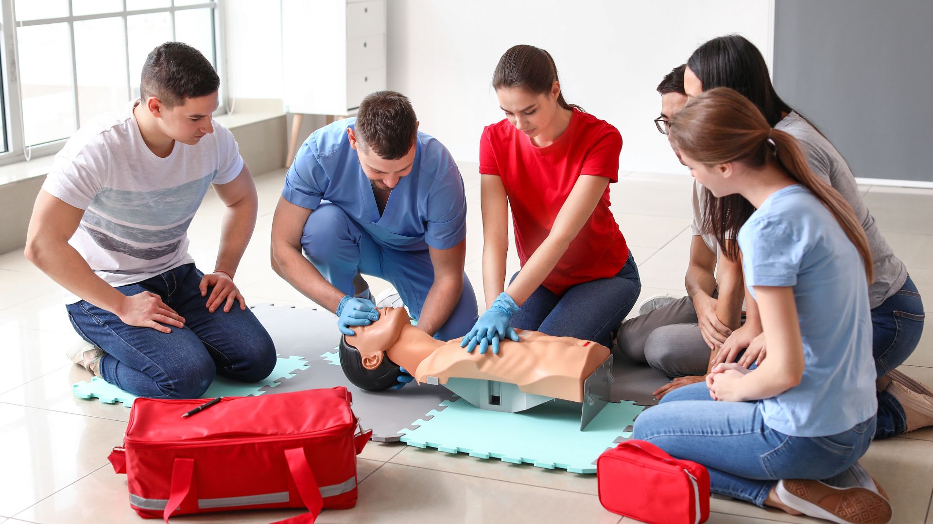 First aid class. Оказание первой помощи фото. Обучение по первой помощи. Первая помощь в офисе. Обучение по первой помощи картинки.